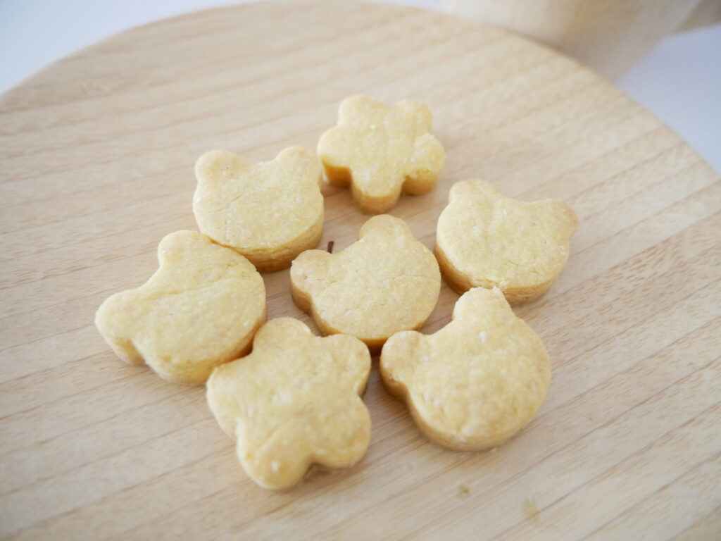米粉とにんじんパウダーで作ったかわいい動物型クッキー