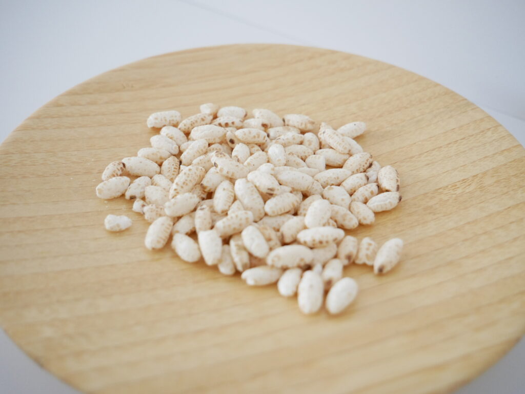 こめポンのパッケージ画像。国産うるち米100%使用、無添加・甘さ控えめのポン菓子
