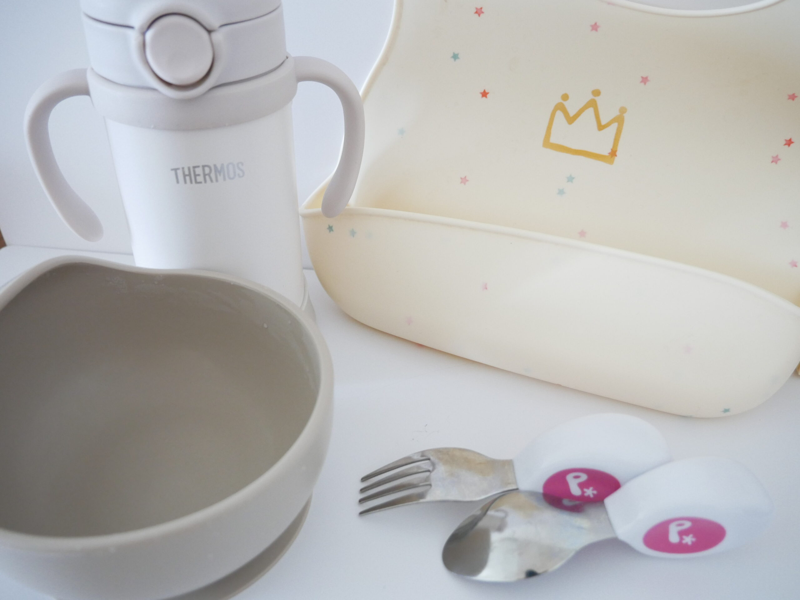 離乳食・幼児食に活躍する育児グッズ4点セット：シリコンボウル、スプーン＆フォーク、シリコンビブ、サーモスマグ