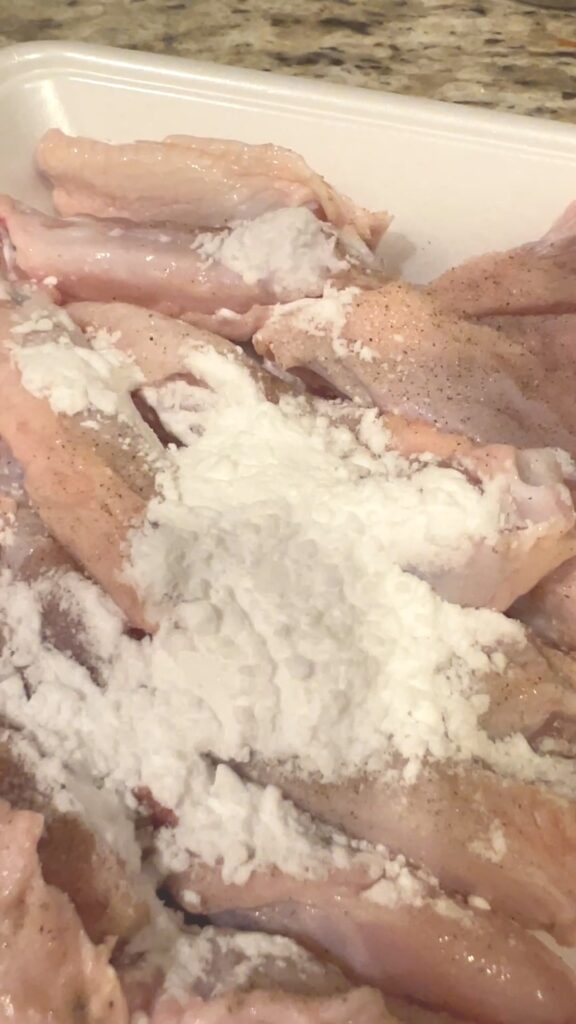 手羽中に塩こしょうと片栗粉をまぶして下味をつける
