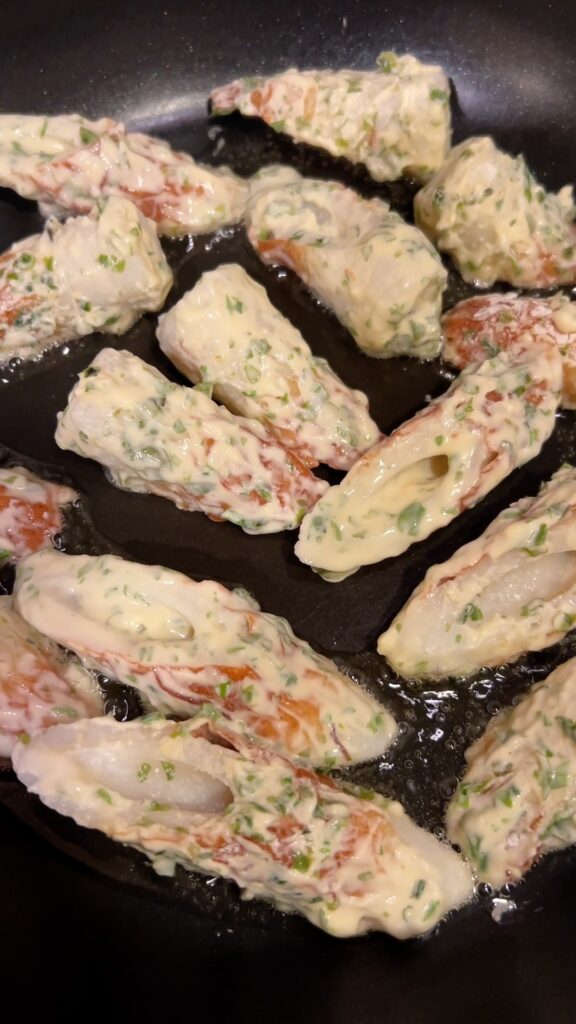 衣をつけたちくわをフライパンで揚げ焼きしているところ