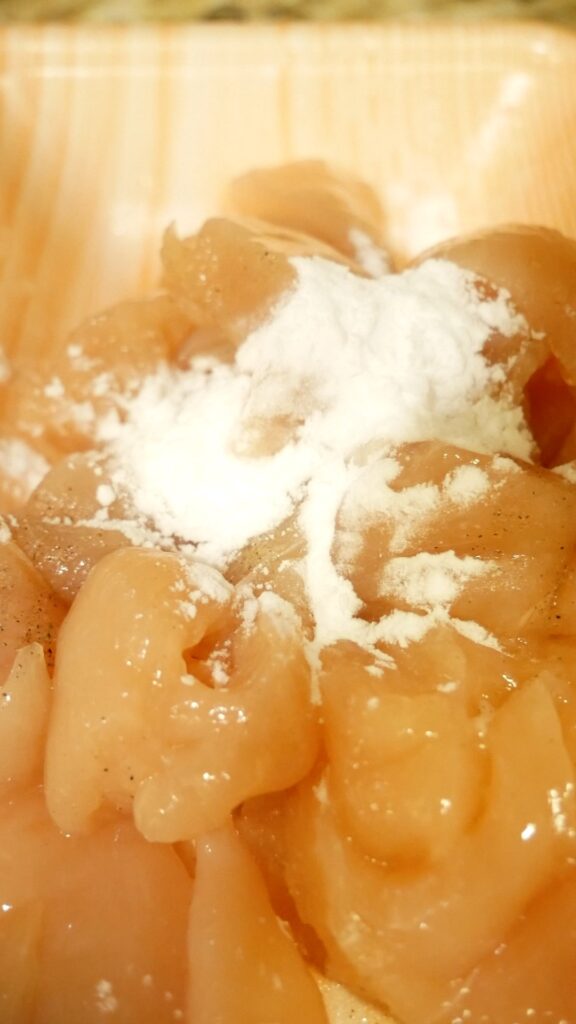 ささみに下味をつけて片栗粉をまぶした