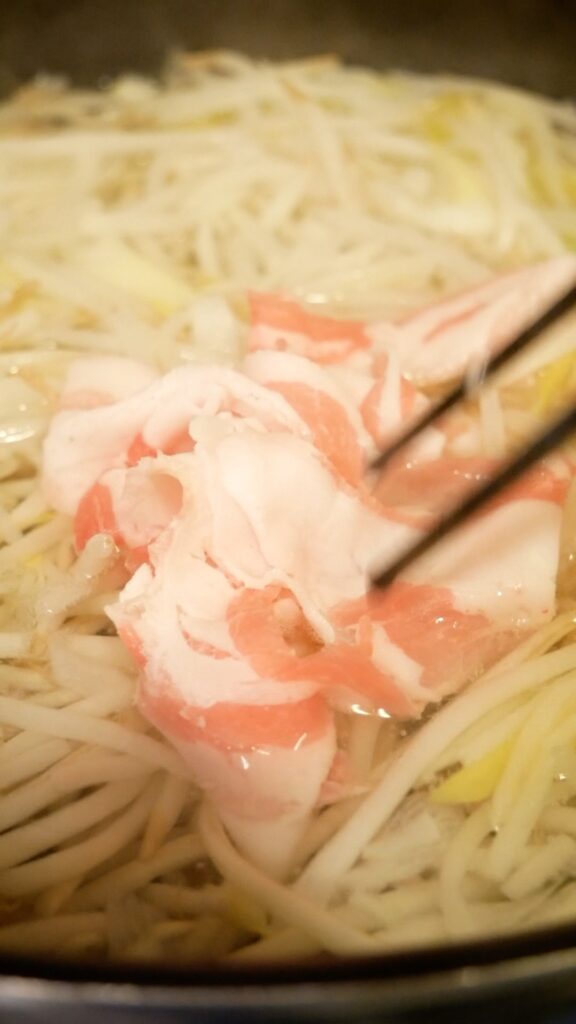 もやしと一緒に豚肉をさっとゆでる