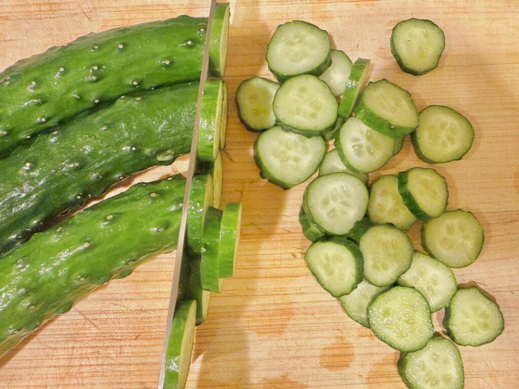 切って和えるだけの簡単きゅうり副菜レシピの下準備｜きゅうりを輪切りにする工程