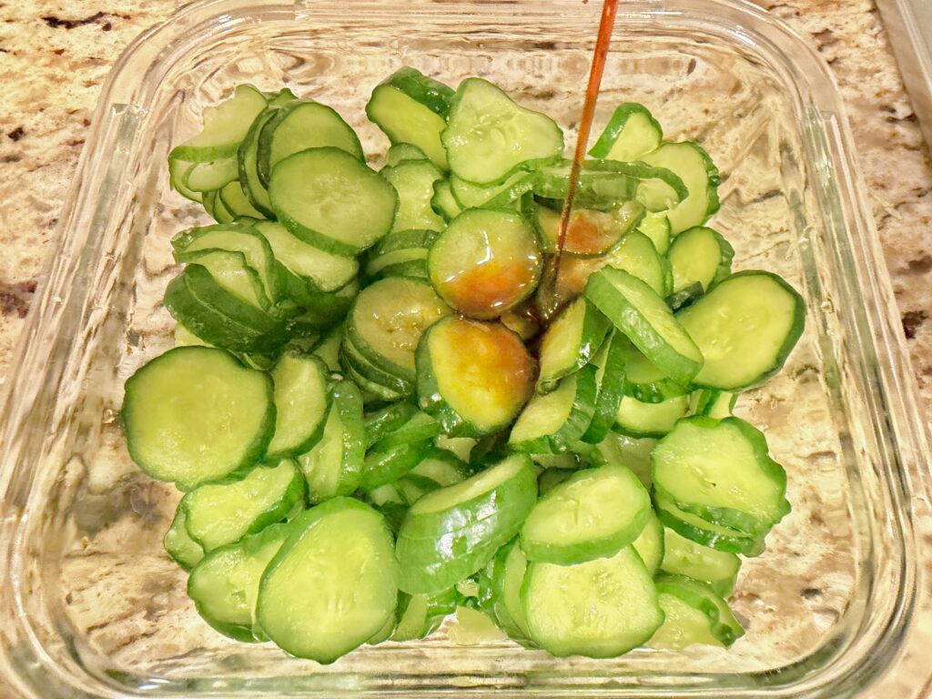 切って和えるだけの簡単きゅうり副菜｜調味料を加えて混ぜる工程