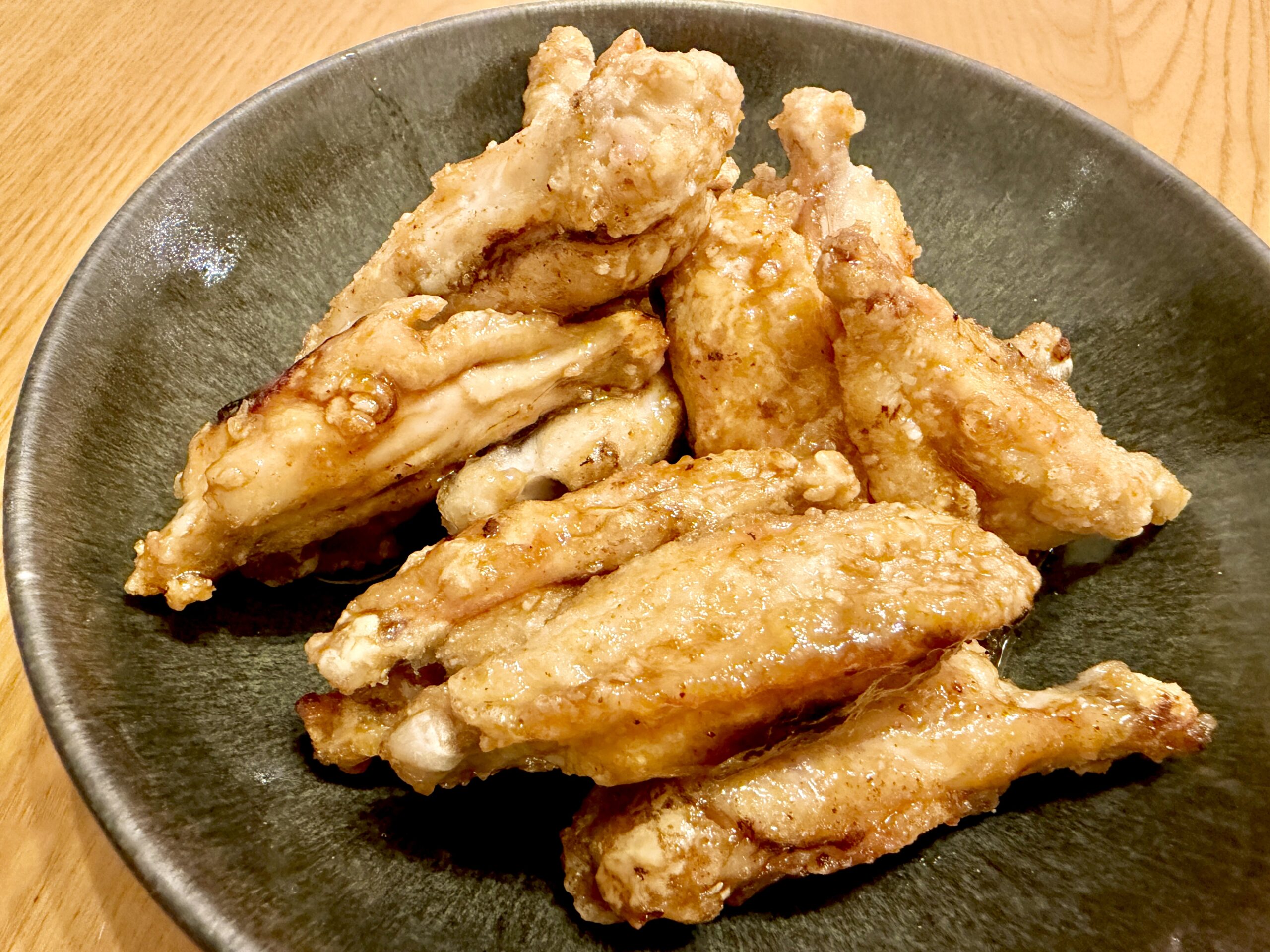 甘辛だれが絡んだ手羽中チキンの完成
