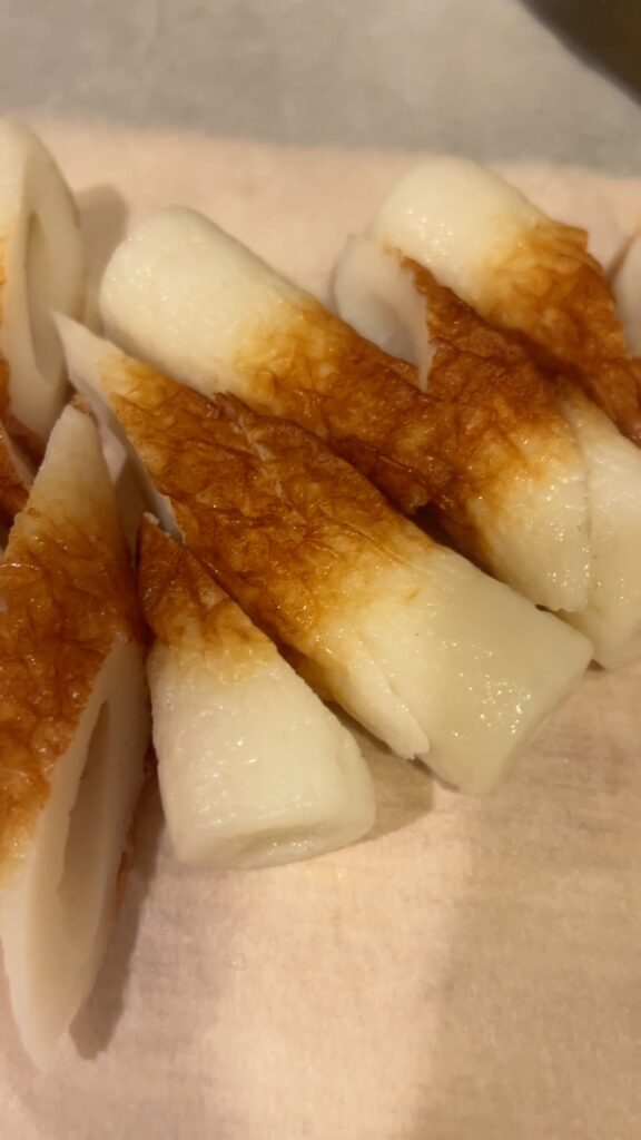 ちくわを斜めにカットした様子
