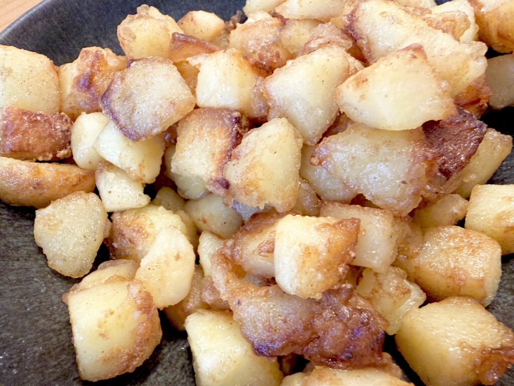 カリカリ食感がおいしいころころポテトのアップ写真