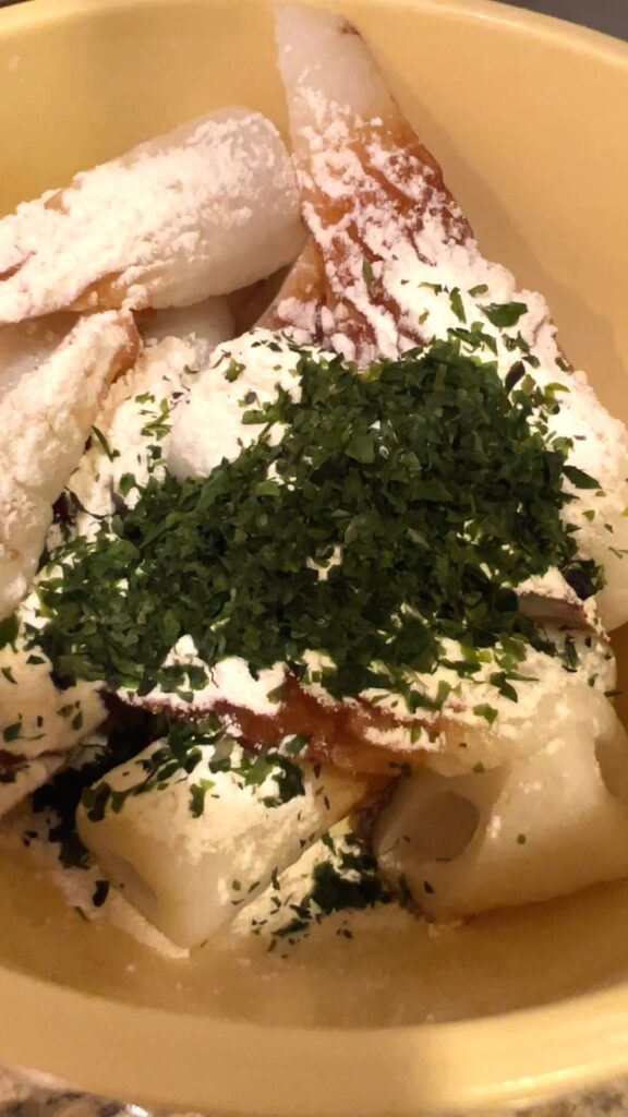 ちくわ、粉、青のりをボウルに入れて混ぜる前の状態