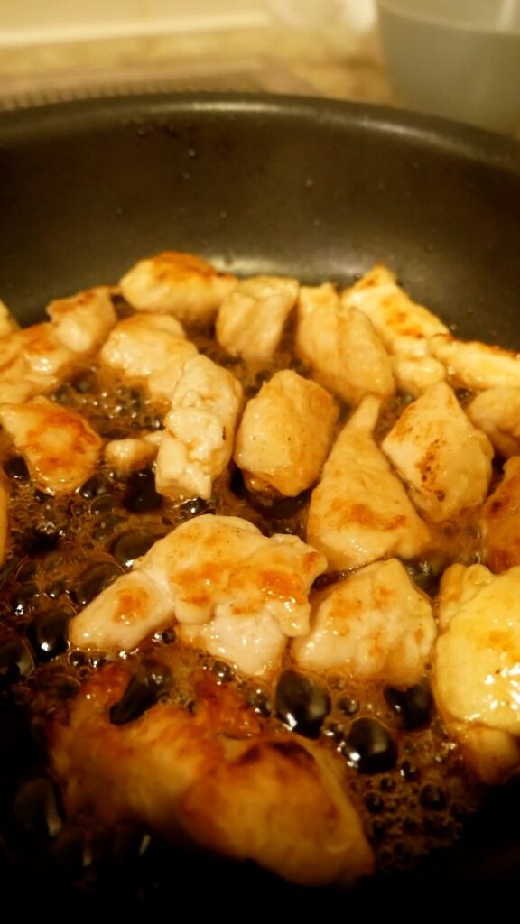 ささみを焼いて調味料を絡めている