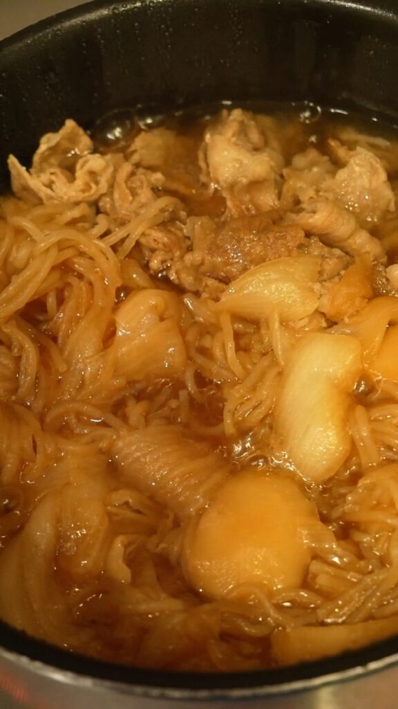 煮込んでいる肉じゃが鍋の中