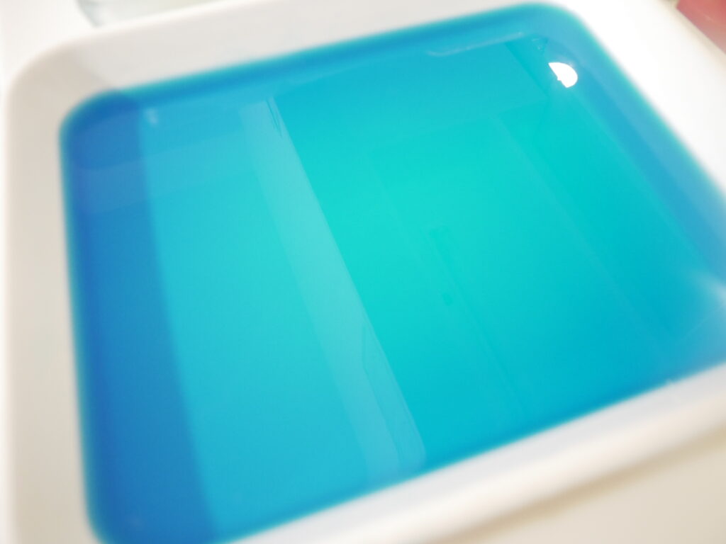 バットに流し込んだブルーハワイゼリーを冷やしている様子
