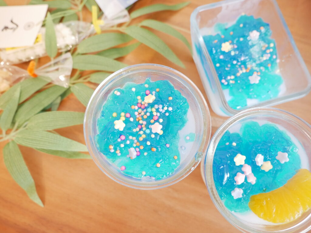 星のトッピングがのった七夕ゼリー。カルピスゼリーとブルーハワイゼリーの2層仕立て。