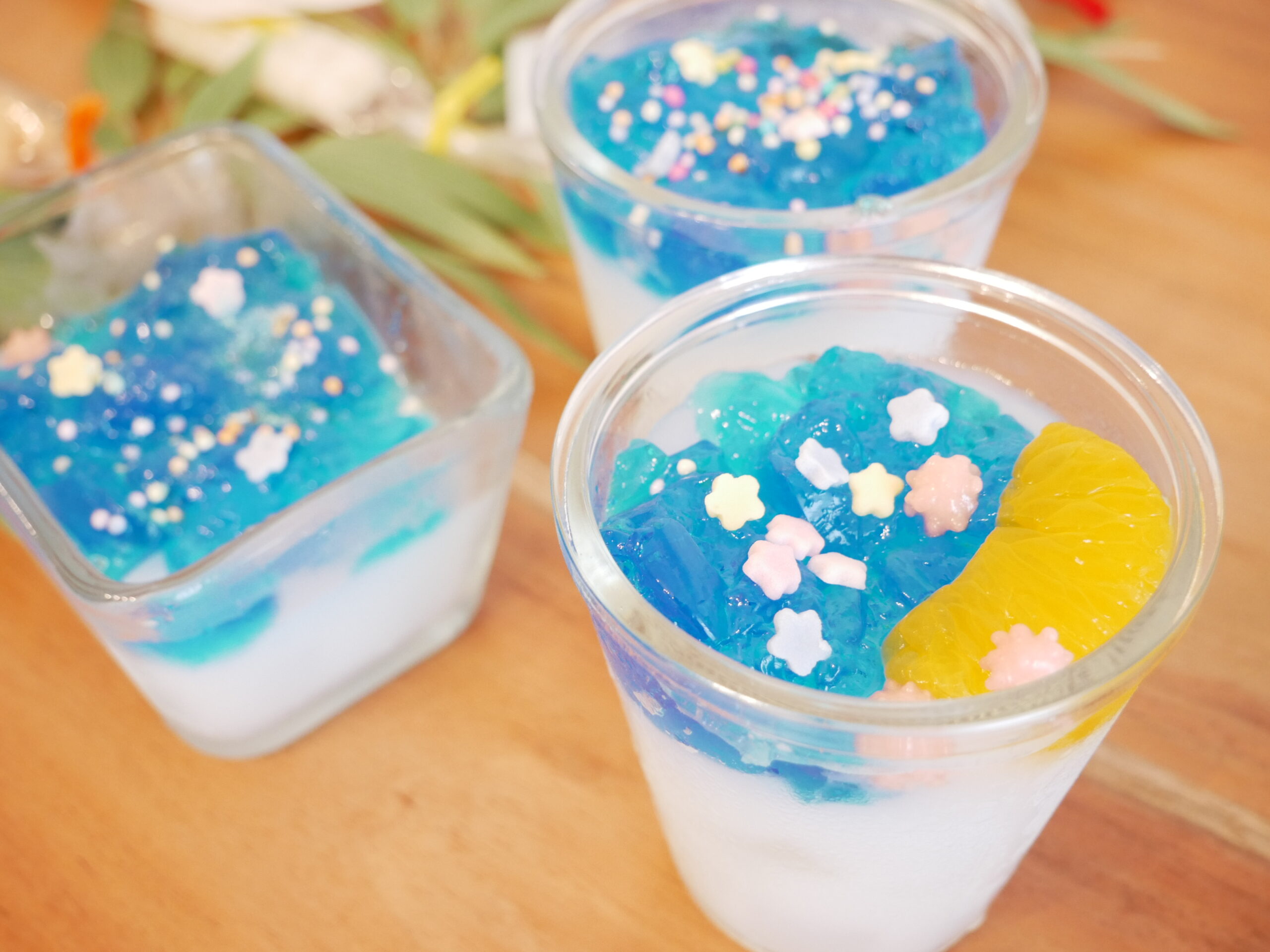 カルピスとブルーハワイで作った七夕ゼリー。星型のトッピングとミカン入り。