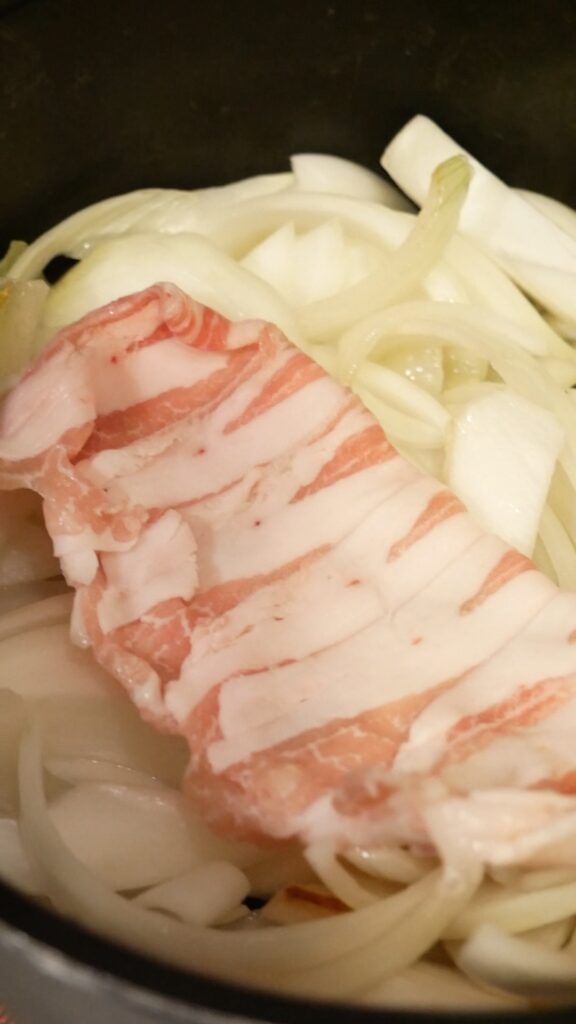 玉ねぎと豚肉を炒める様子
