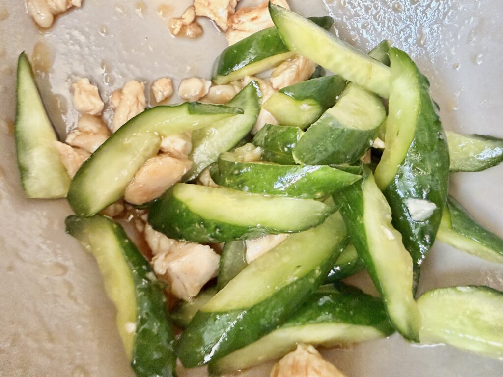 きゅうりとささみを調味料で和えている様子