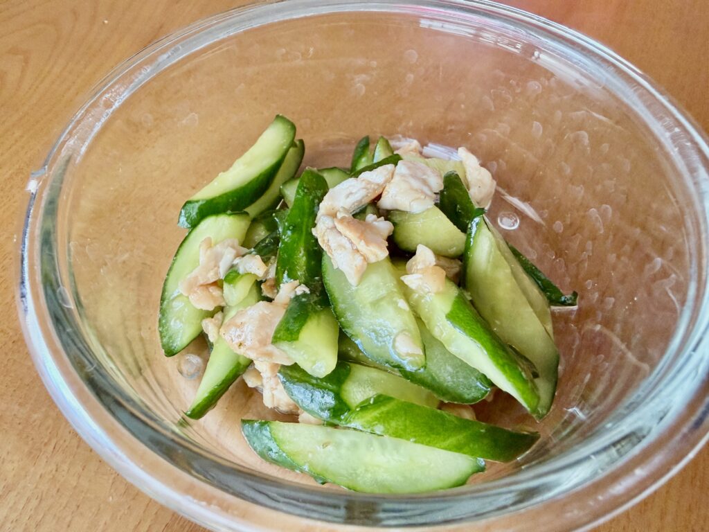 保存容器に入れたきゅうりとささみの和え物