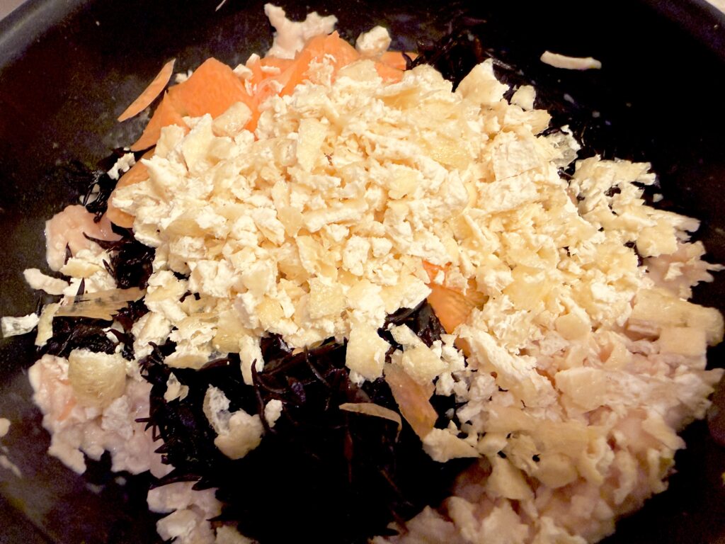ひじきの煮物に油揚げを加える