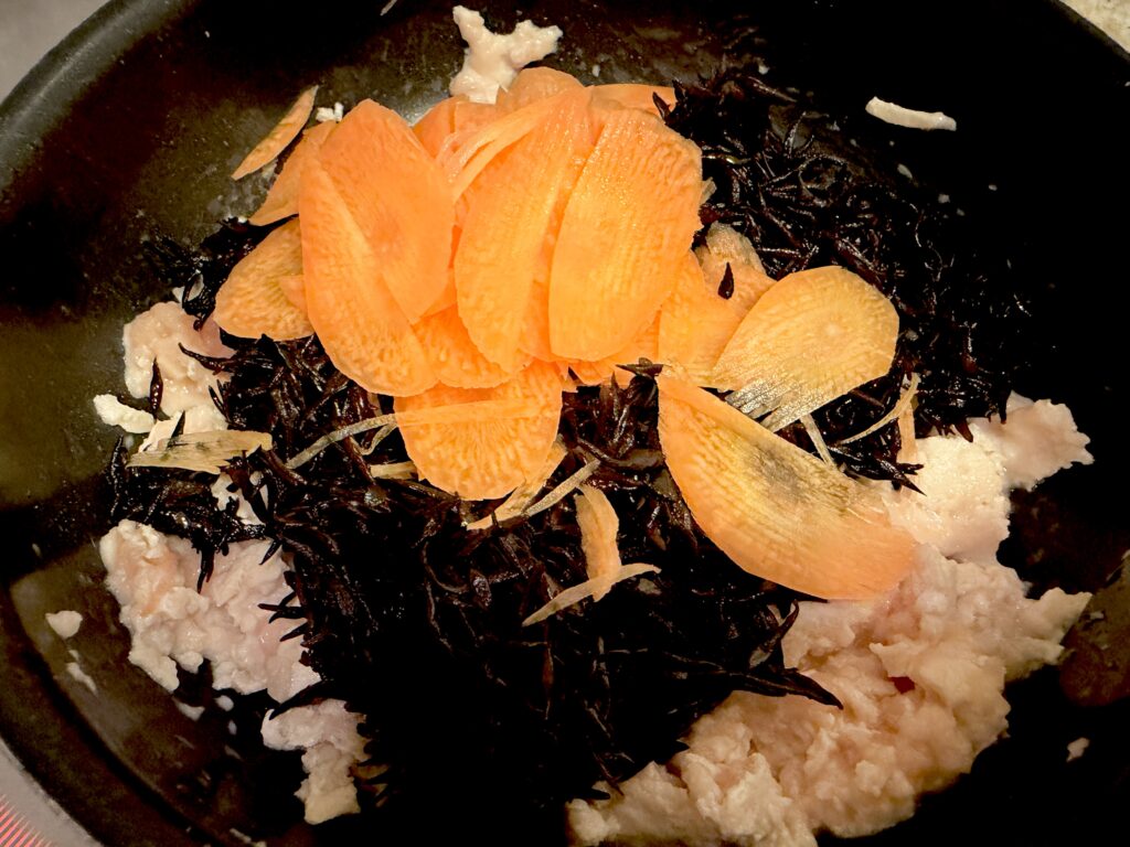 ひじきの煮物ににんじんを加える