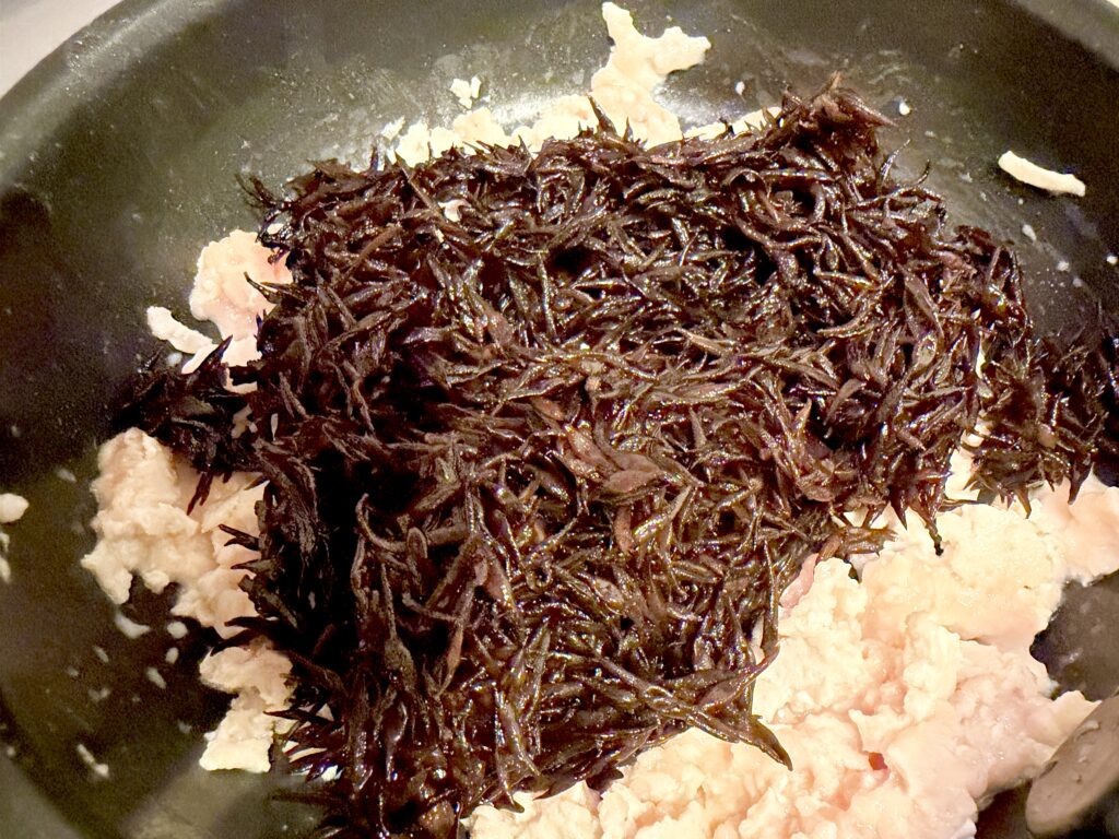 鶏ひき肉に戻したひじきを加える