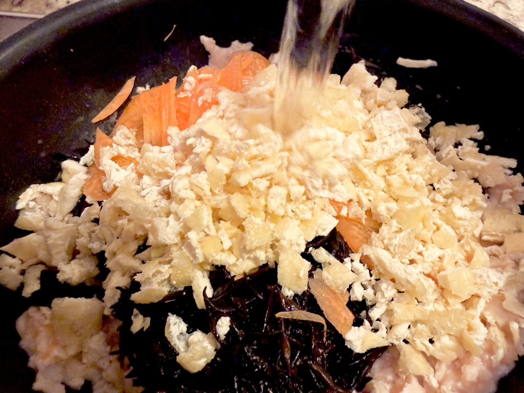 ひじきの煮物に水を加える