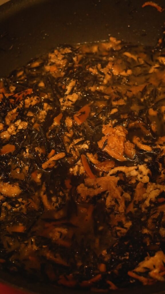 鶏ひき肉入りのひじき煮を鍋で煮込んでいる様子