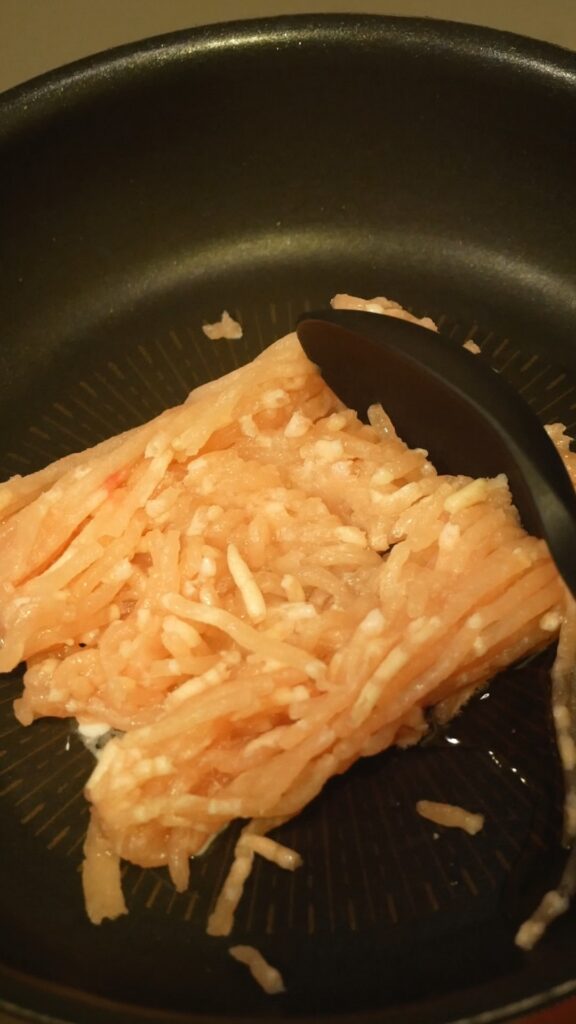 フライパンで鶏ひき肉を炒めている様子
