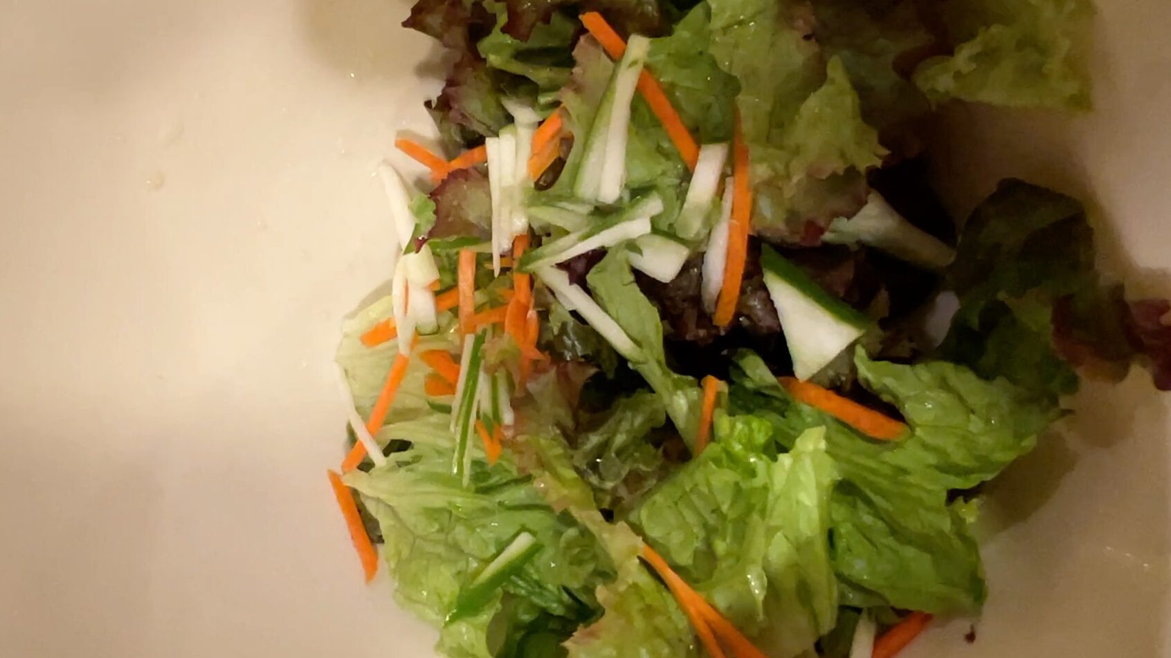 レタスやにんじん、きゅうりを盛りつけたサラダ用の野菜