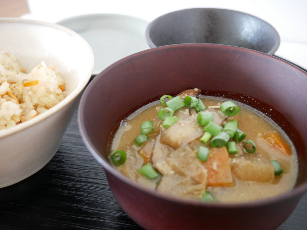 豚汁と炊き込みご飯の和食セット