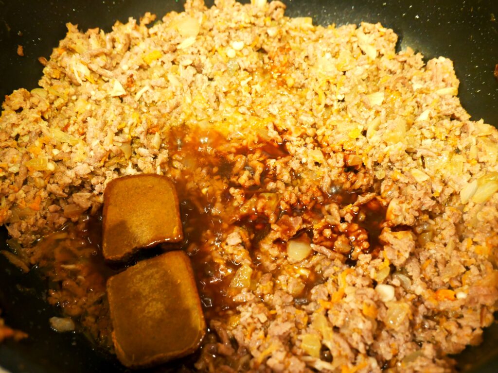 カレールーとめんつゆで味付け