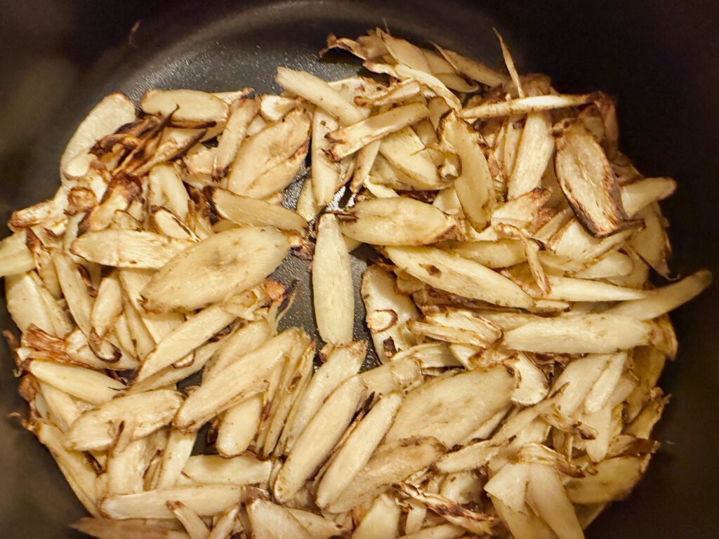 豚汁の作り方|ごま油でごぼうを色づくまでしっかり炒めている工程