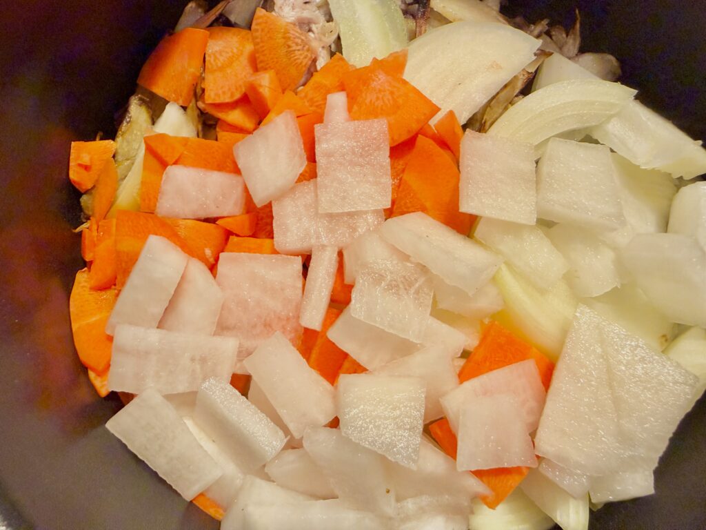 豚汁に大根を加える調理工程|具材を順番に入れる作り方