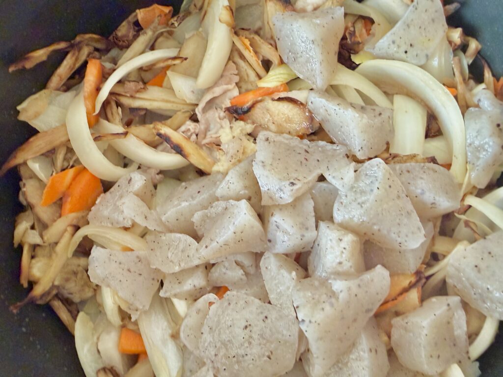 こんにゃくを加えて作る豚肉と野菜の味噌汁の下準備工程