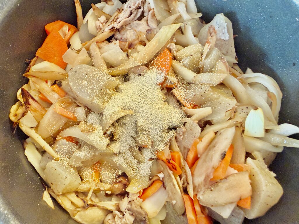 顆粒だしを加える豚汁の調理工程