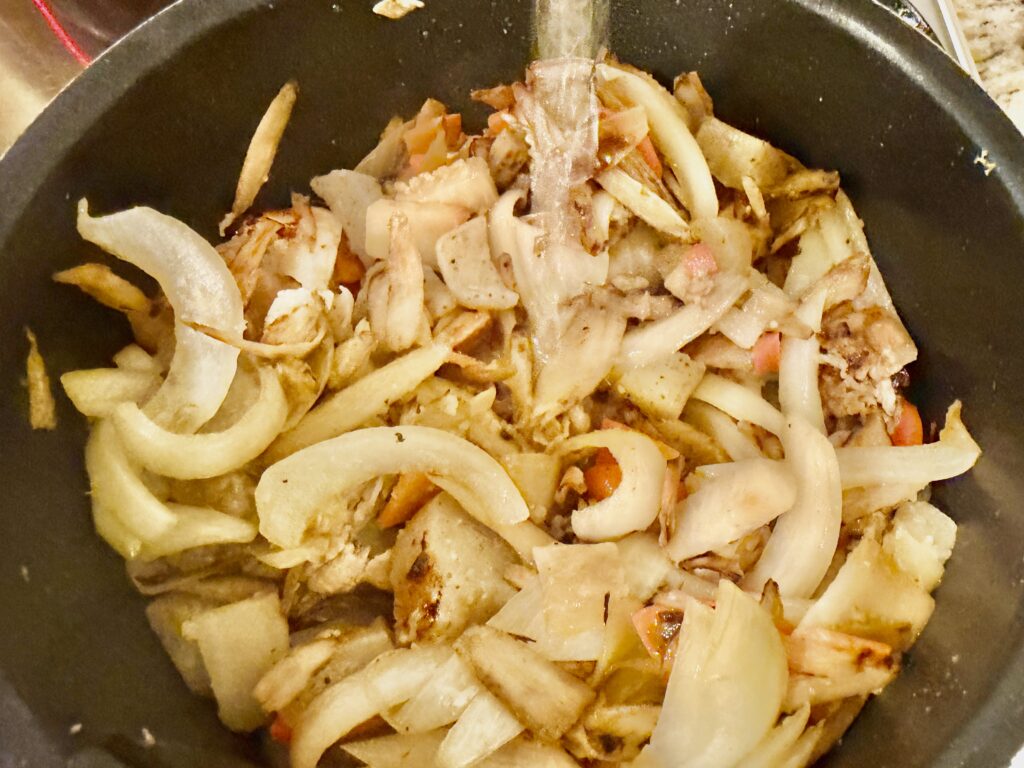 酒を加えて蒸し焼きにする豚汁の調理工程