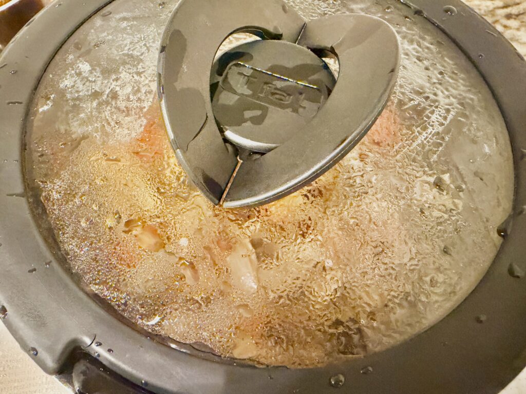 蓋をして蒸し焼きにする豚肉と野菜