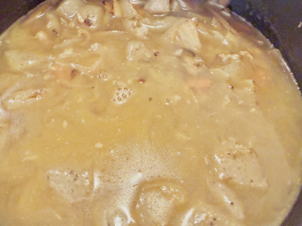 水を加えて煮る豚汁の工程