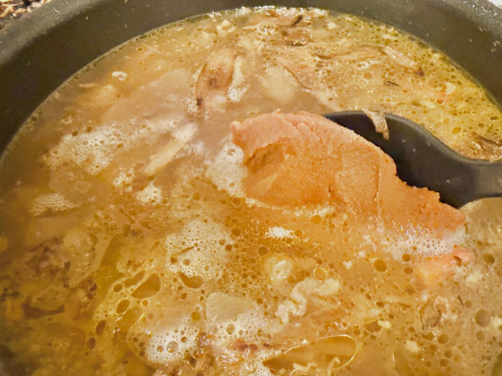 味噌を加えて仕上げる豚汁