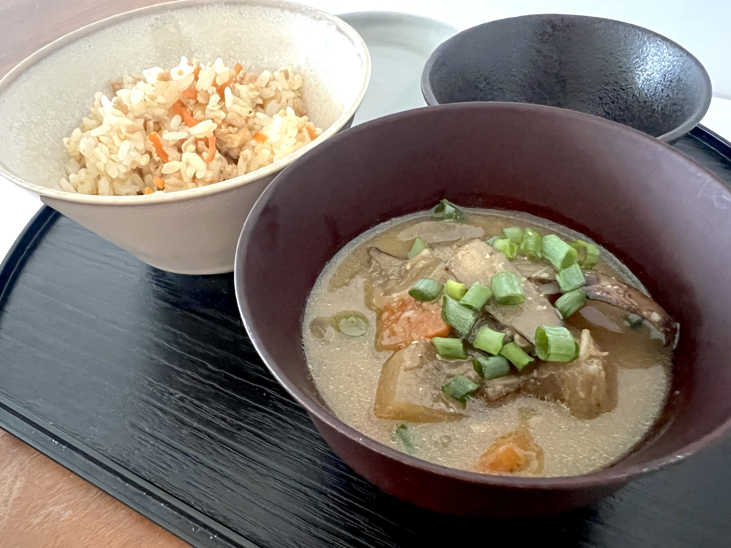 具だくさんの豚汁と炊き込みご飯の和食セット