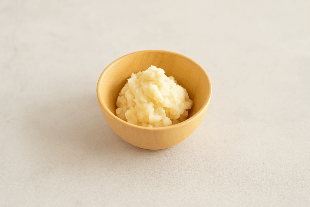 木の器に盛られた離乳食初期のじゃがいもペースト