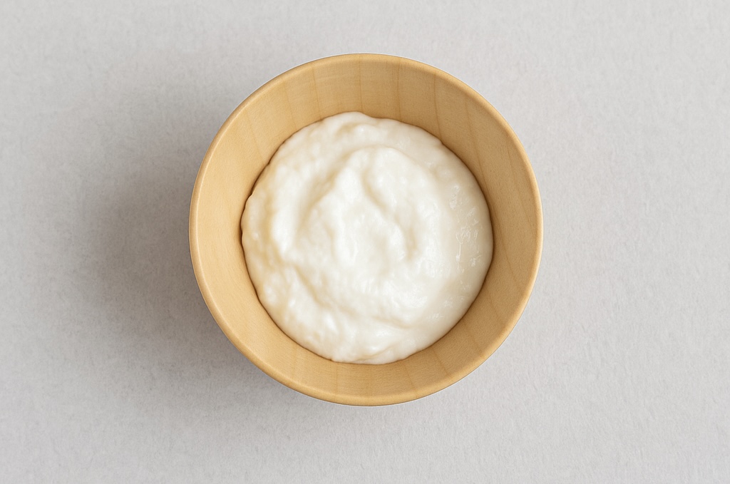 木の器に盛られた離乳食初期の豆腐ペースト
