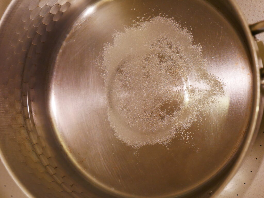 鍋で塩湯を作る様子