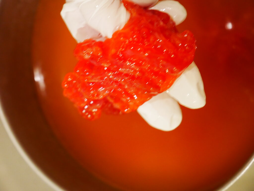 塩湯の中で筋子を手でやさしくほぐしている様子