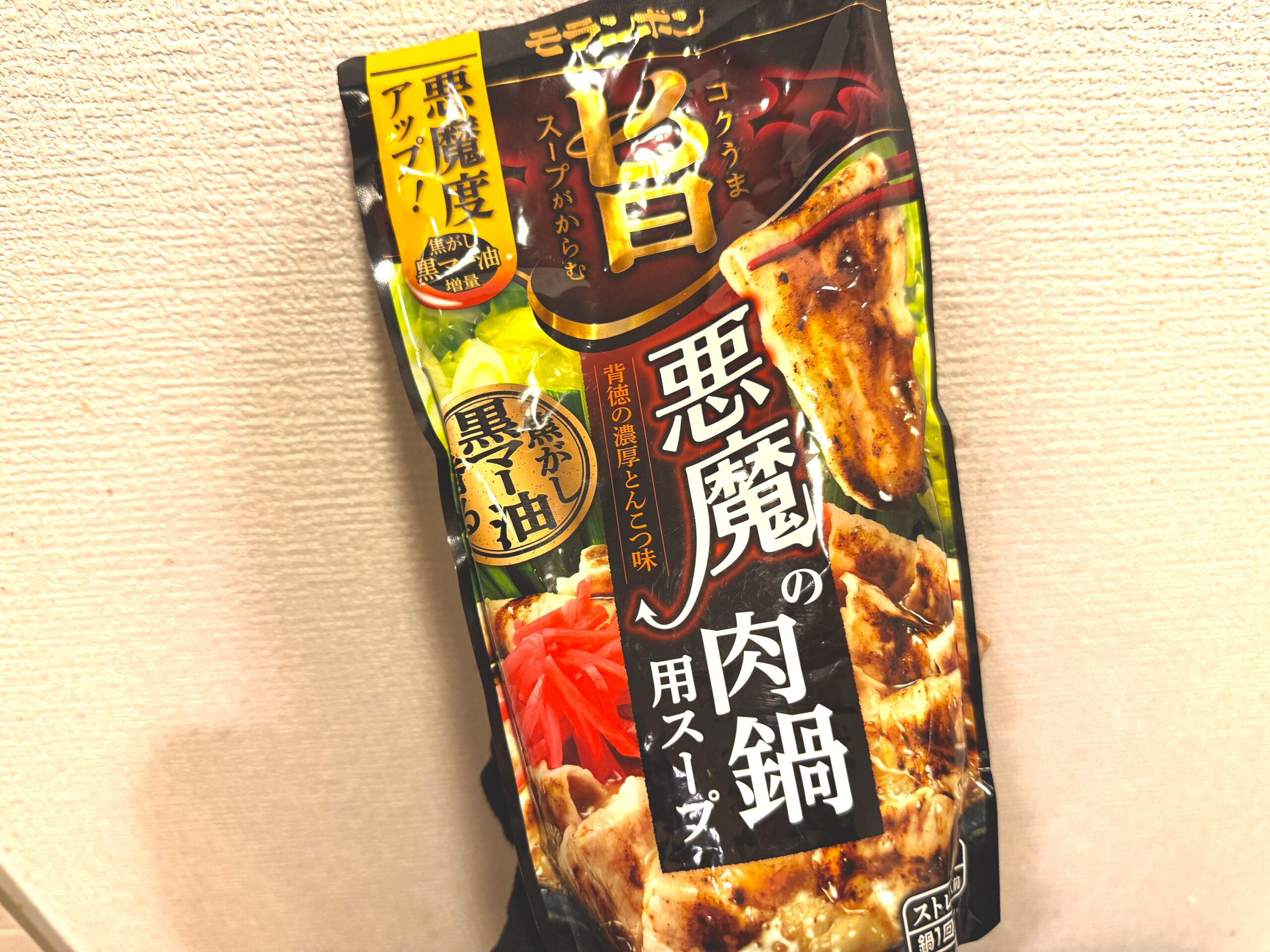 モランボンの「悪魔の肉鍋スープ」パッケージ。黒マー油と胡椒の香ばしさが特徴の濃厚スープ。麺との相性も抜群。
