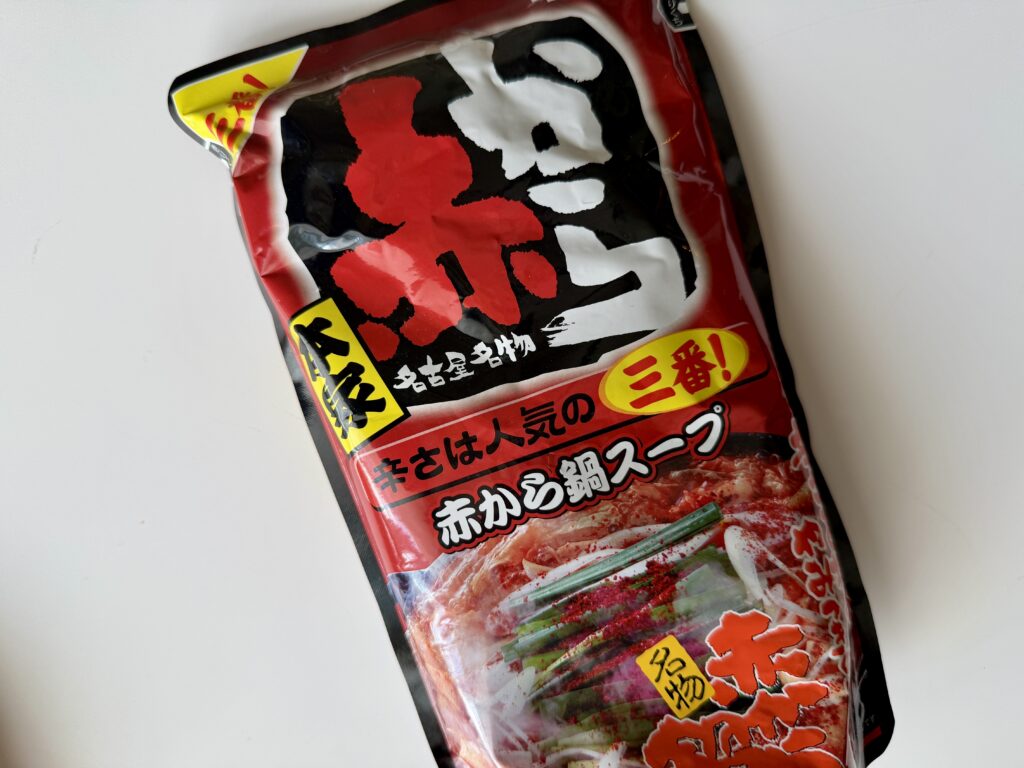 イチビキの赤から鍋スープ三番のパッケージ写真。辛さとコクのバランスがよく、ご飯やうどん、ラーメンにも合う人気の鍋つゆ。