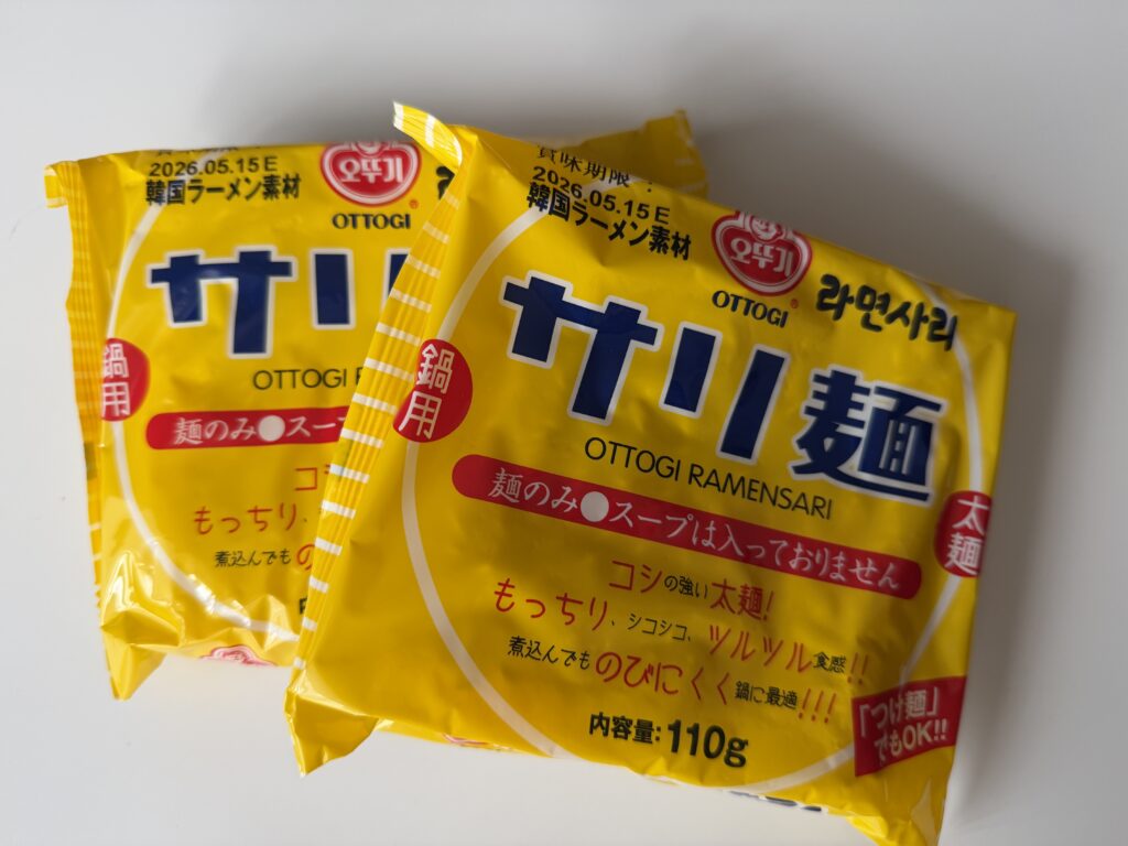 オットギのサリ麺(ラーメンサリ)鍋用太麺のパッケージ写真。コシが強くもちもちの食感で、鍋の〆やラーメンアレンジにおすすめ。