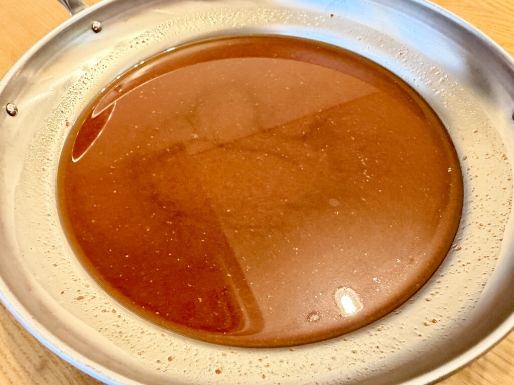 赤から鍋スープ3番を鍋に入れた状態｜濃厚な赤味噌の旨辛スープ