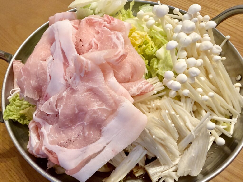 赤から鍋スープに豚肉・白菜・えのきをたっぷり入れた具材セット