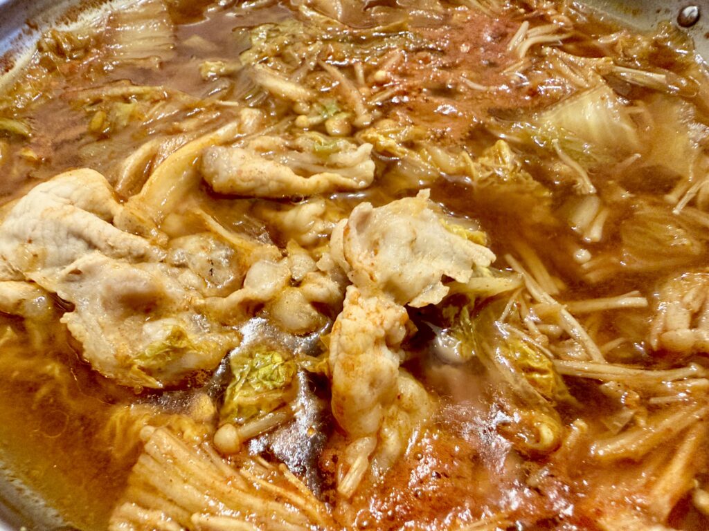 赤から鍋スープ3番で煮込んだ豚肉と白菜｜旨辛味噌が染みた鍋の様子