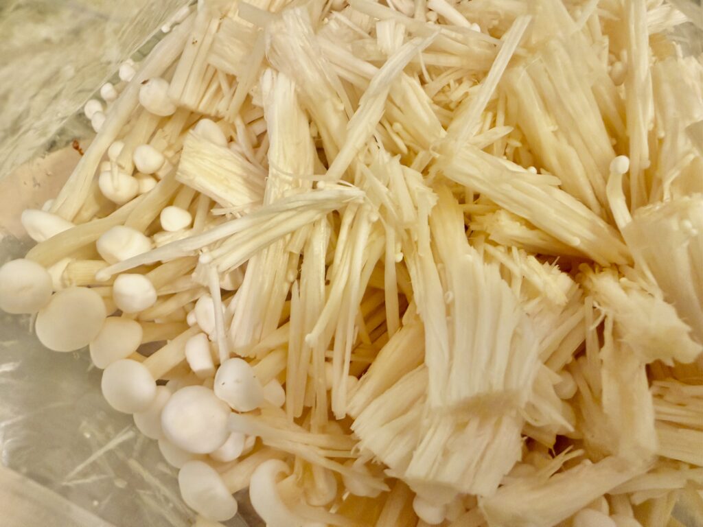 コストコの匠えのきをカットしてジップロックで冷凍保存している様子